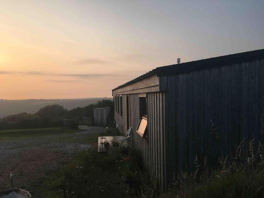 Spacious Cabin On Isolated Farm With Sea View Bude Εξωτερικό φωτογραφία