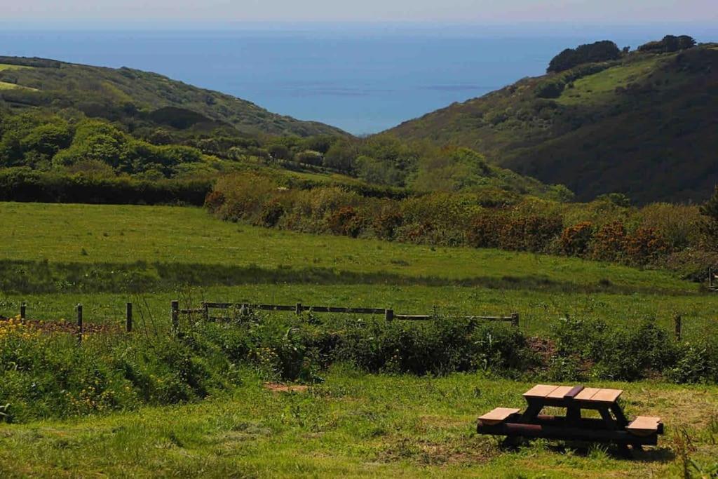 Spacious Cabin On Isolated Farm With Sea View Bude Εξωτερικό φωτογραφία